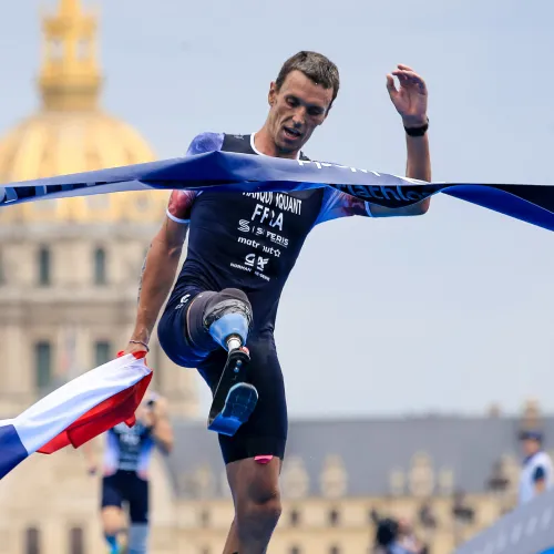 Alexis Hanquinquant passe la ligne d'arrivée du World Triathlon 