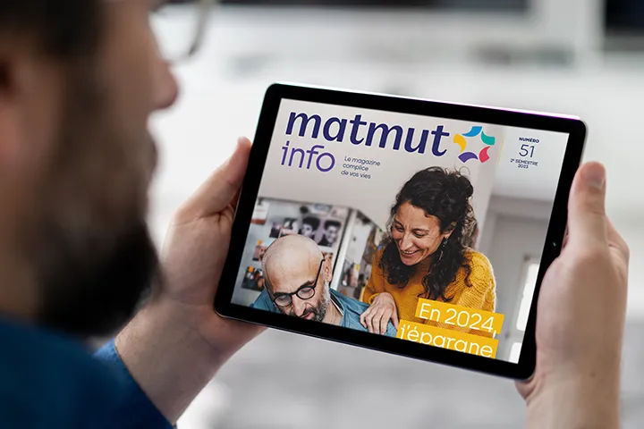 Homme consultant le Matmut Info sur une tablette