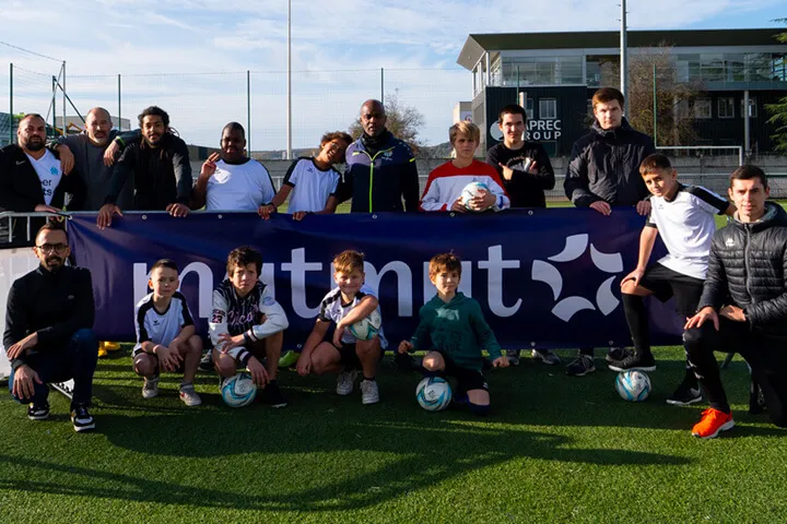 Enfant jouant au foot