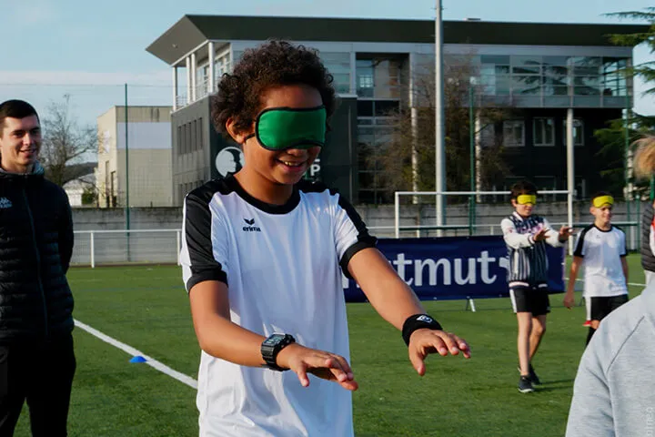 Enfant jouant au foot