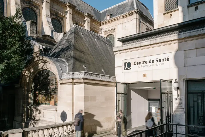 Entrée du centre de Santé du Square de la Mutualité