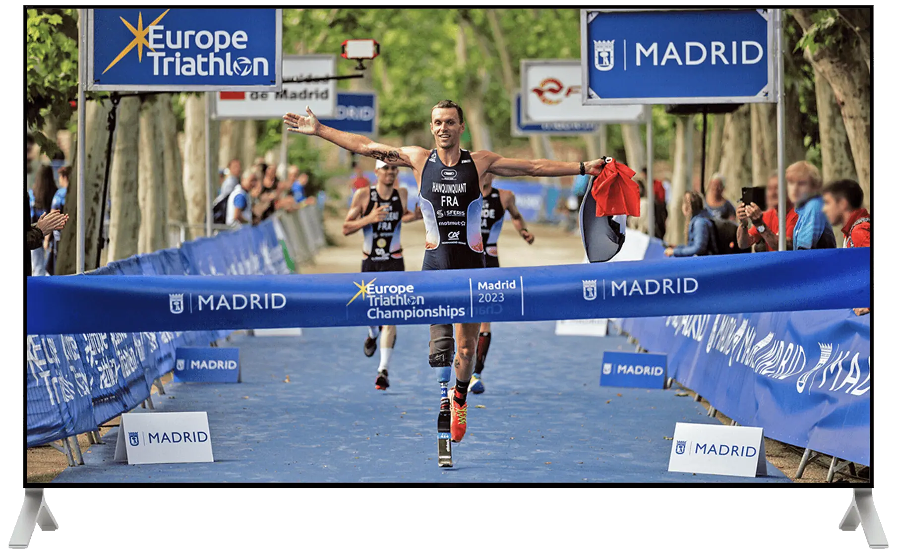 Télévision diffusant l'arrivée d'Alexis Hanquinquant lors de l'événement d'Europe Triathlon