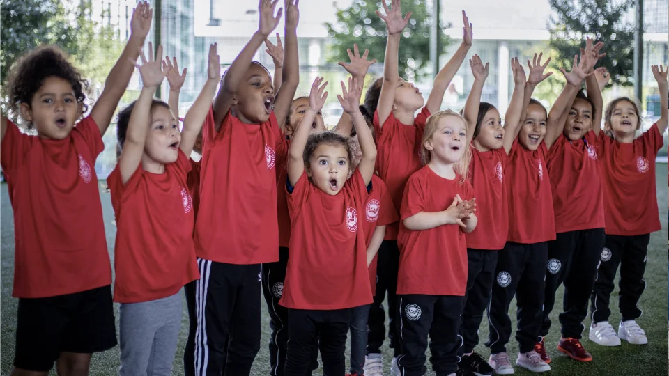 Groupe de jeunes filles, adhérentes de l'association Graines de footballeuses, e 