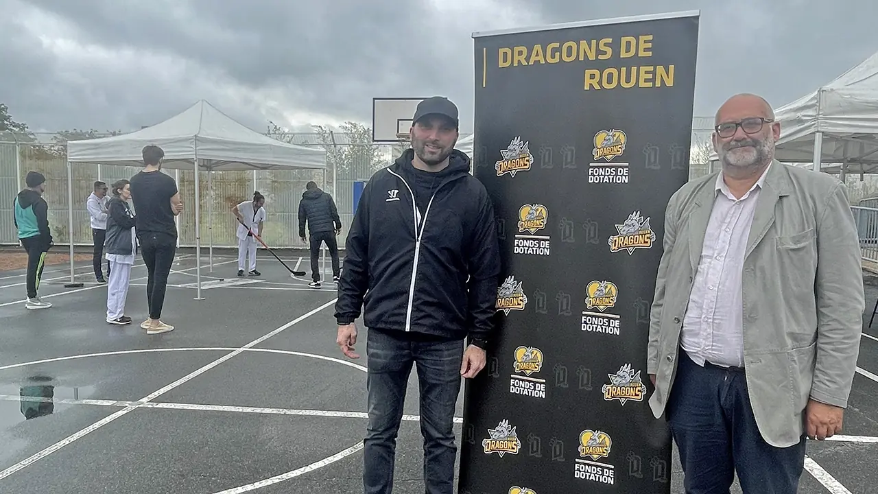 Marc-André Thinel (Fonds de Dotation les Dragons) et le professeur Olivier Guillin (Unité des Malades Difficiles) réunis sur un terrain multisports