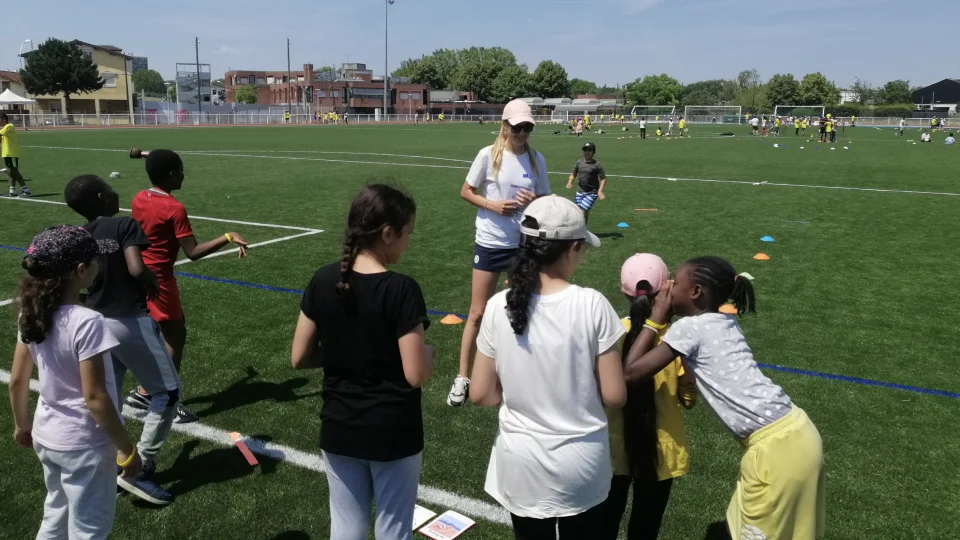 Groupe d'enfants pratiquant des exercices sportifs sur un stade de football