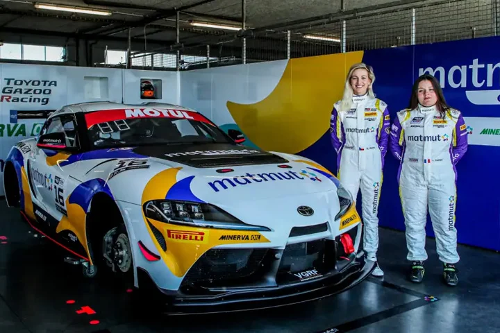 Gabriela et Lucile à côté de la voiture Matmut