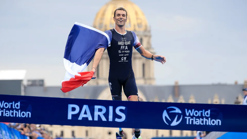 Alexis Hanquinquant sur la ligne d'arrivée du World Triahlon