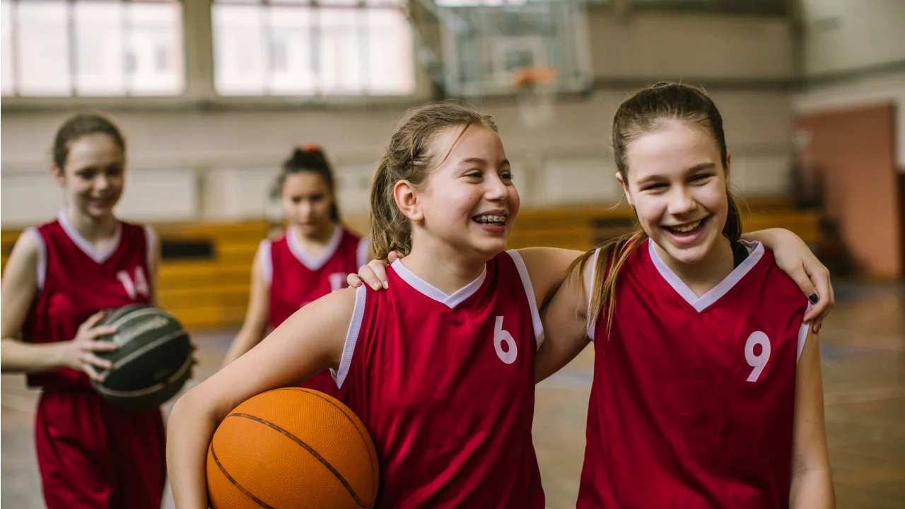 Deux jeunes filles, d'un club de basket.
