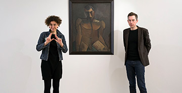 Photo de deux personnes présentant un tableau