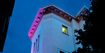 Photo d'une devanture d'un bâtiment éclairé par des néons dans la nuit