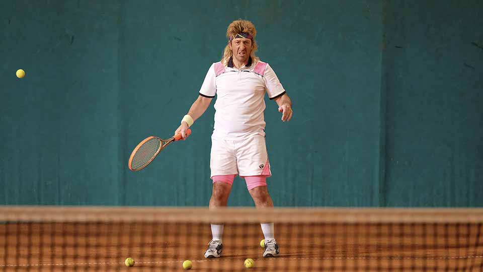 Antoine joue au tennis. La scène se passe dans les années 80 avant la rencontre avec Claire.