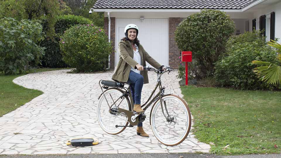 Claire, la femme d'Antoine, profite de son nouveau vélo assuré par la Matmut 
