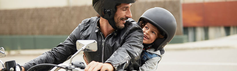 Transporter son enfant à moto