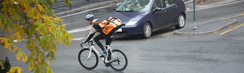 voitures et cyclistes sur la route cohabitation