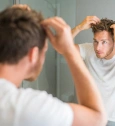 Pellicules dans les cheveux : comment les enlever ?