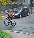 voiture et cycliste sur la route