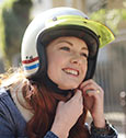 Gagner en visibilité grâce aux autocollants pour casque de moto