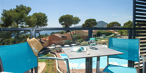Balcon avec vue sur la piscine