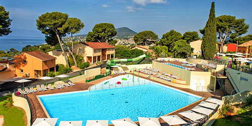 Piscine d'un hotel avec vue sur la mer