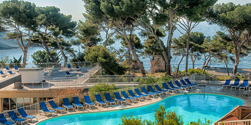 Piscine avec vue sur mer