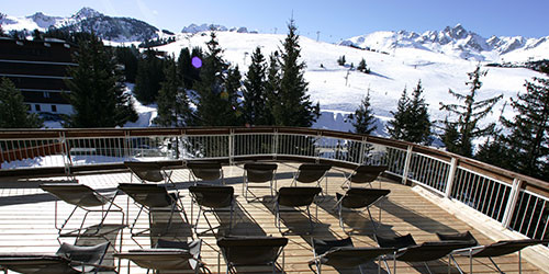 Terrasse avec vue sur les montagnes enneigées